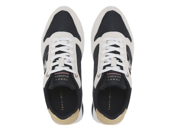 Tenis Tommy Hilfiger Runner en color blanco y azul marino con detalle dorado en el talón.