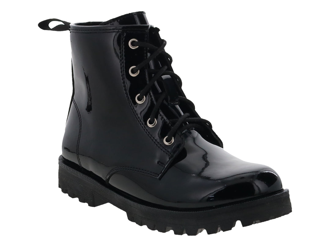 Bota negra de acabado brillante con cordones y suela track gruesa.