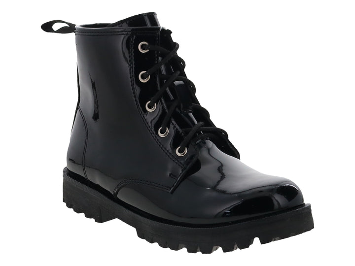 Bota negra de acabado brillante con cordones y suela track gruesa.