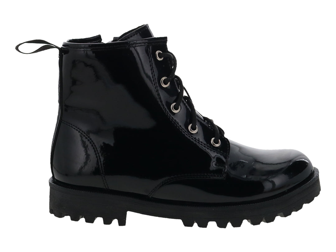 Bota de charol negro con agujetas y suela track gruesa.