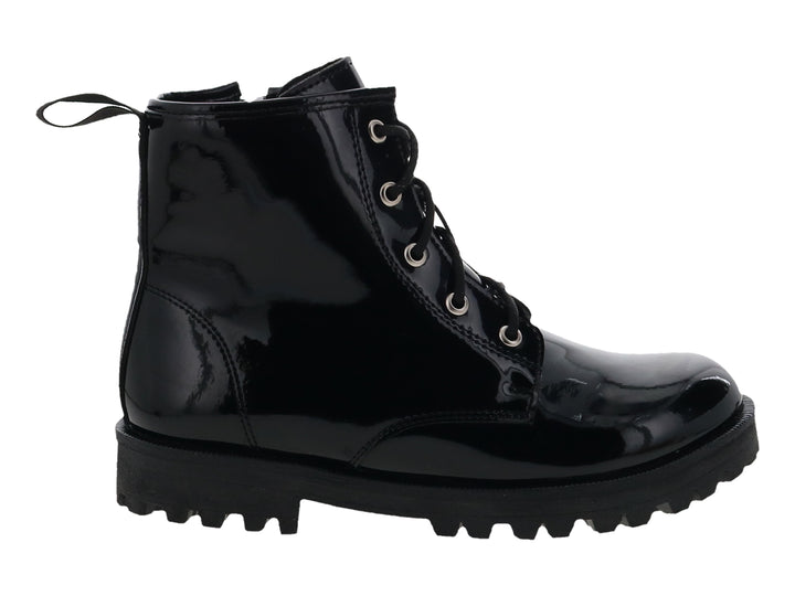 Bota de charol negro con agujetas y suela track gruesa.