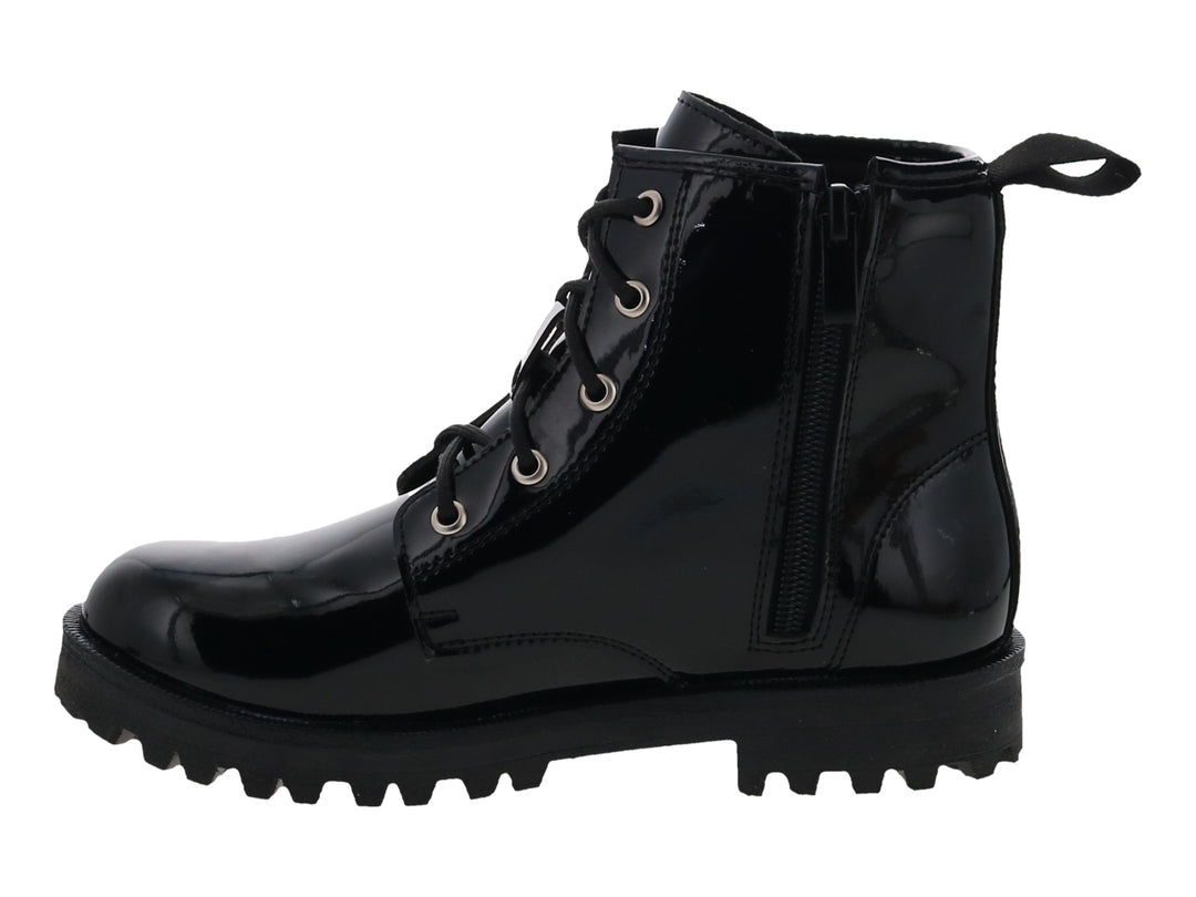 Bota de charol negro con agujetas y suela track gruesa.