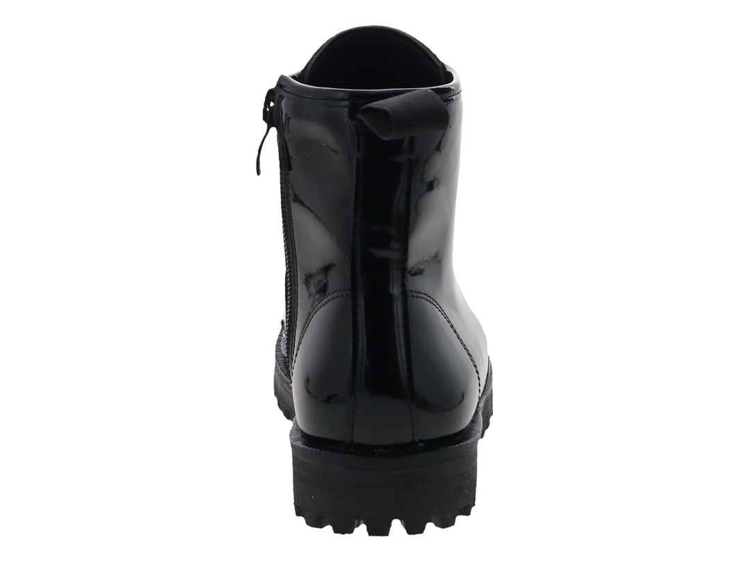 Bota de charol negro con agujetas y suela track gruesa.