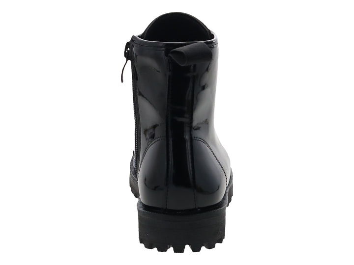 Bota de charol negro con agujetas y suela track gruesa.