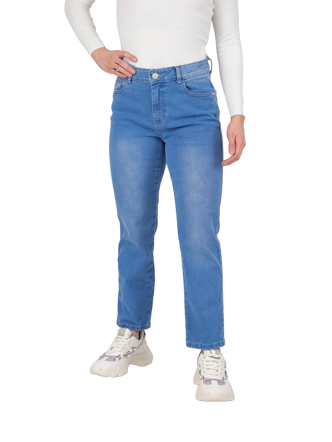 Mujer vistiendo pantalones jeans de mezclilla color azul claro con corte recto y tenis blancos.