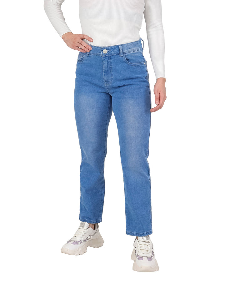 Mujer vistiendo pantalones jeans de mezclilla color azul claro con corte recto y tenis blancos.