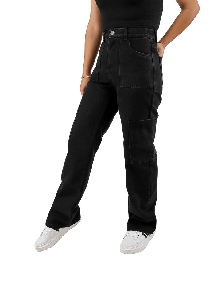 Pantalones jeans color negro con bolsillo lateral estilo cargo y corte recto.