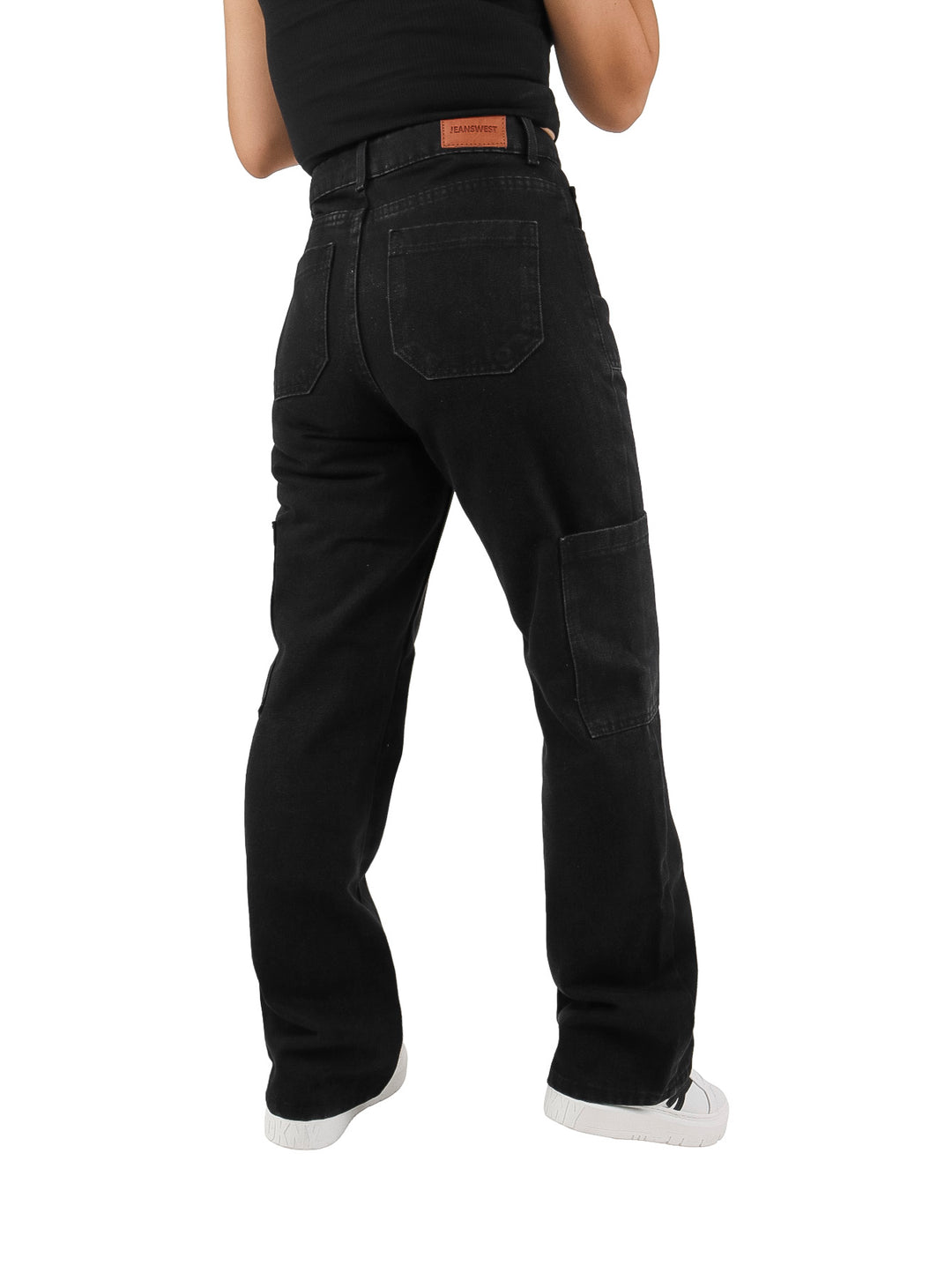 Pantalones jeans color negro con bolsillo lateral estilo cargo y corte recto.