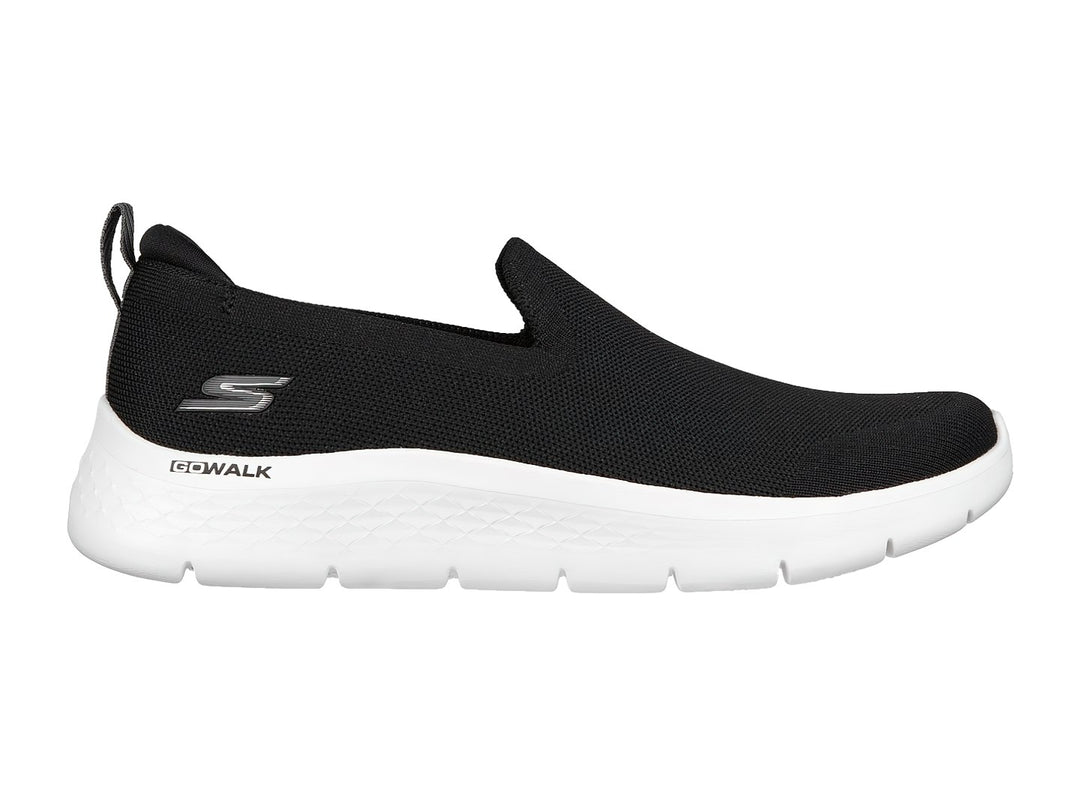 Zapato deportivo Skechers slip-on color negro con suela blanca.