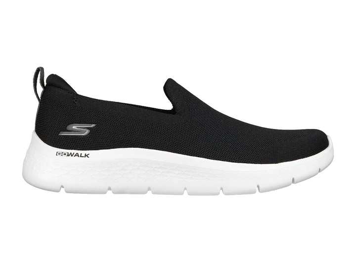 Zapato deportivo Skechers slip-on color negro con suela blanca.