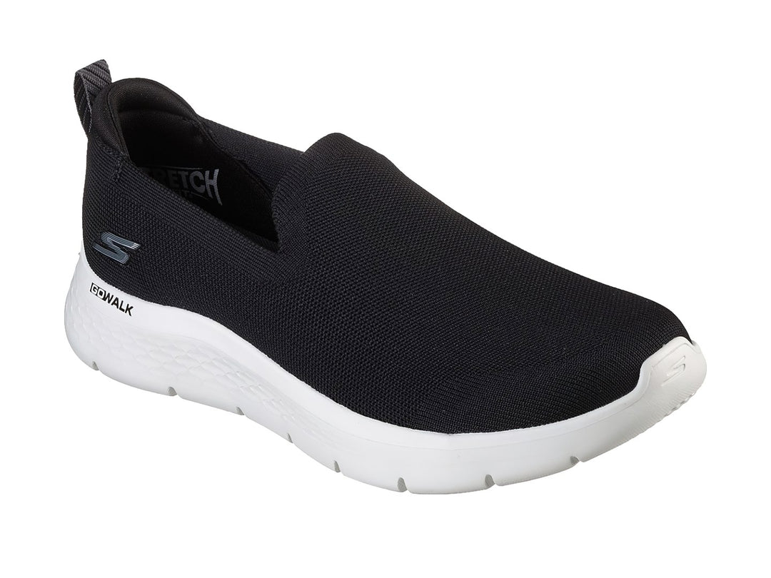Zapato deportivo Skechers slip-on color negro con suela blanca.