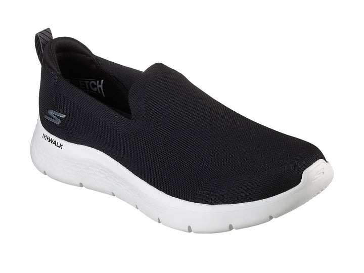 Zapato deportivo Skechers slip-on color negro con suela blanca.