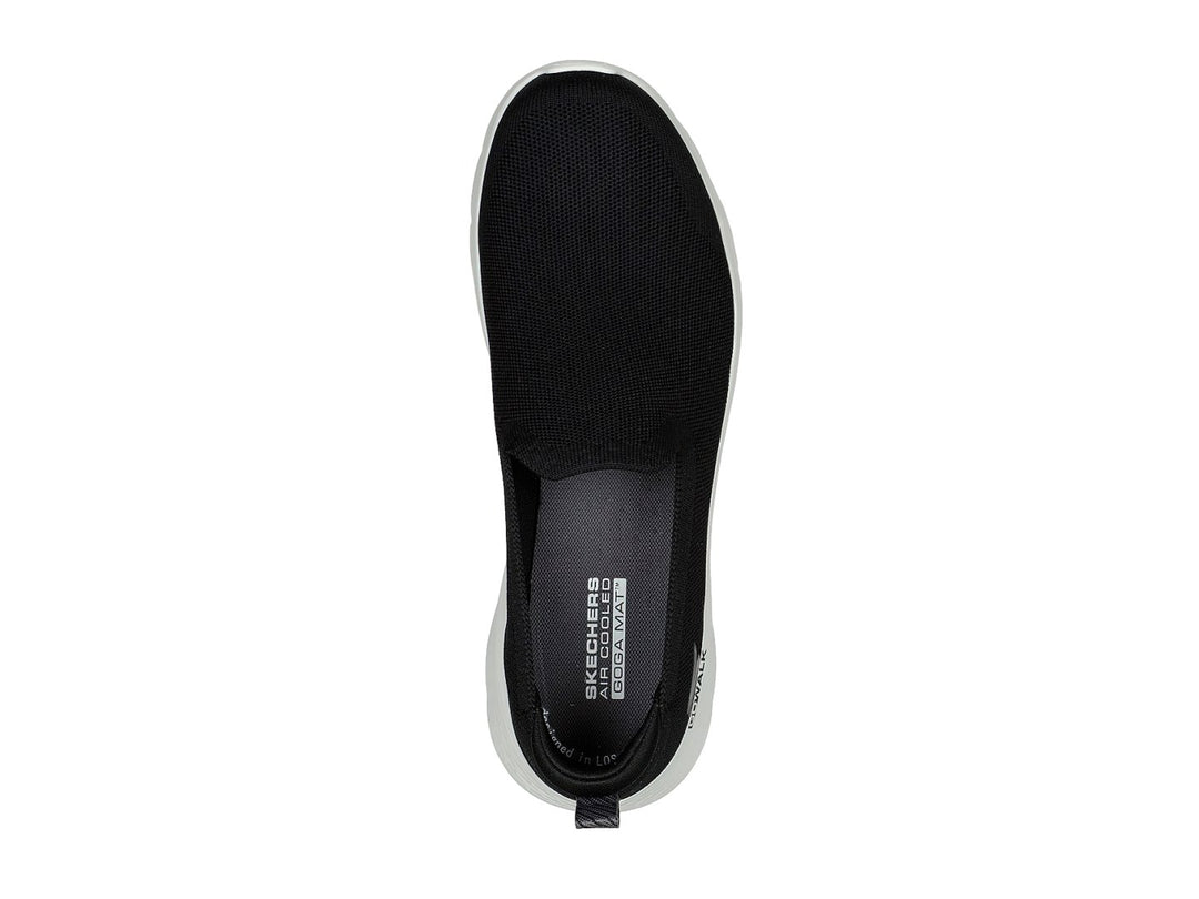 Zapato deportivo Skechers slip-on color negro con suela blanca.