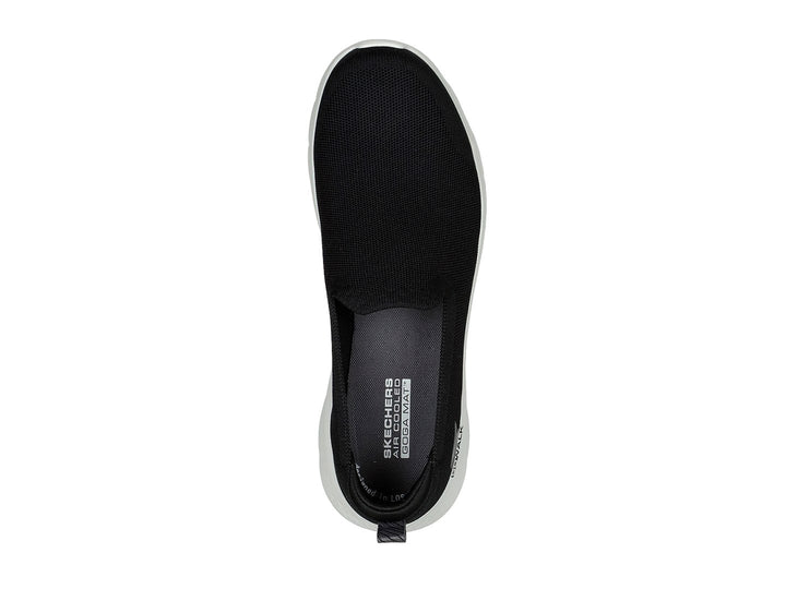 Zapato deportivo Skechers slip-on color negro con suela blanca.