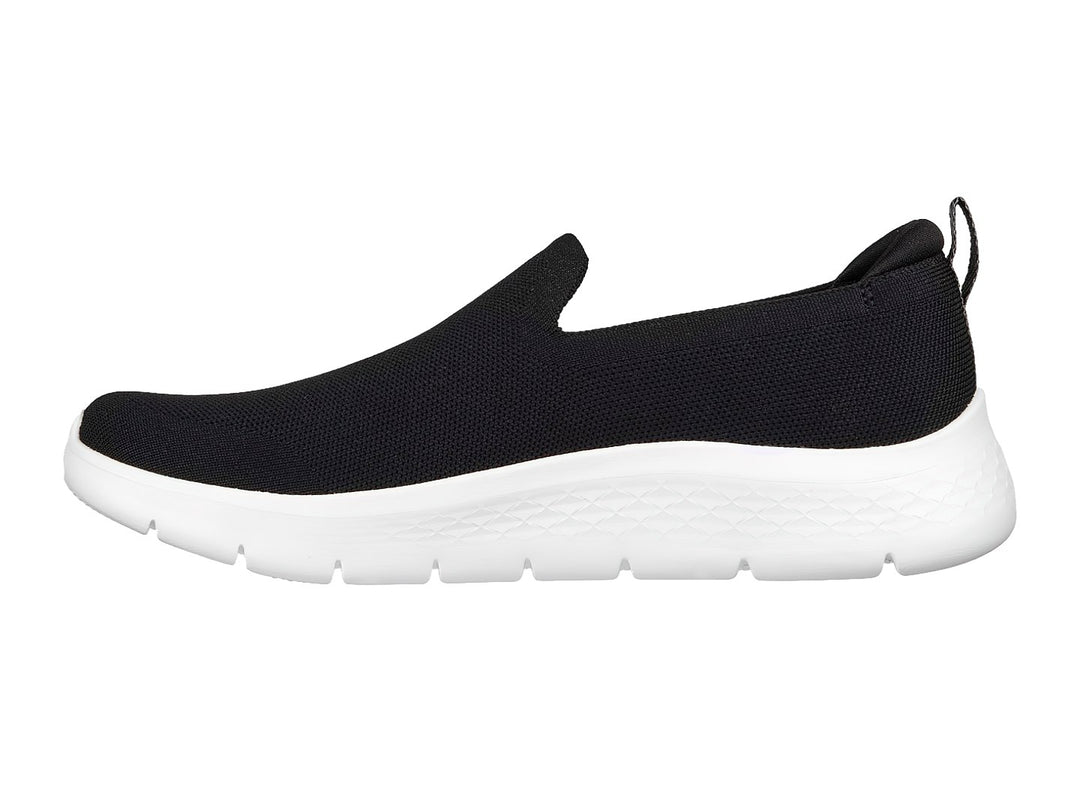 Zapato deportivo Skechers slip-on color negro con suela blanca.