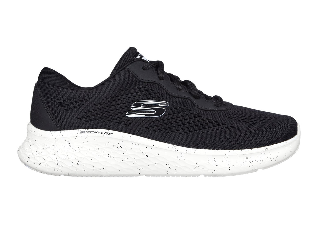 Tenis deportivos Skechers color negro con suela blanca moteada y logotipo lateral en blanco.