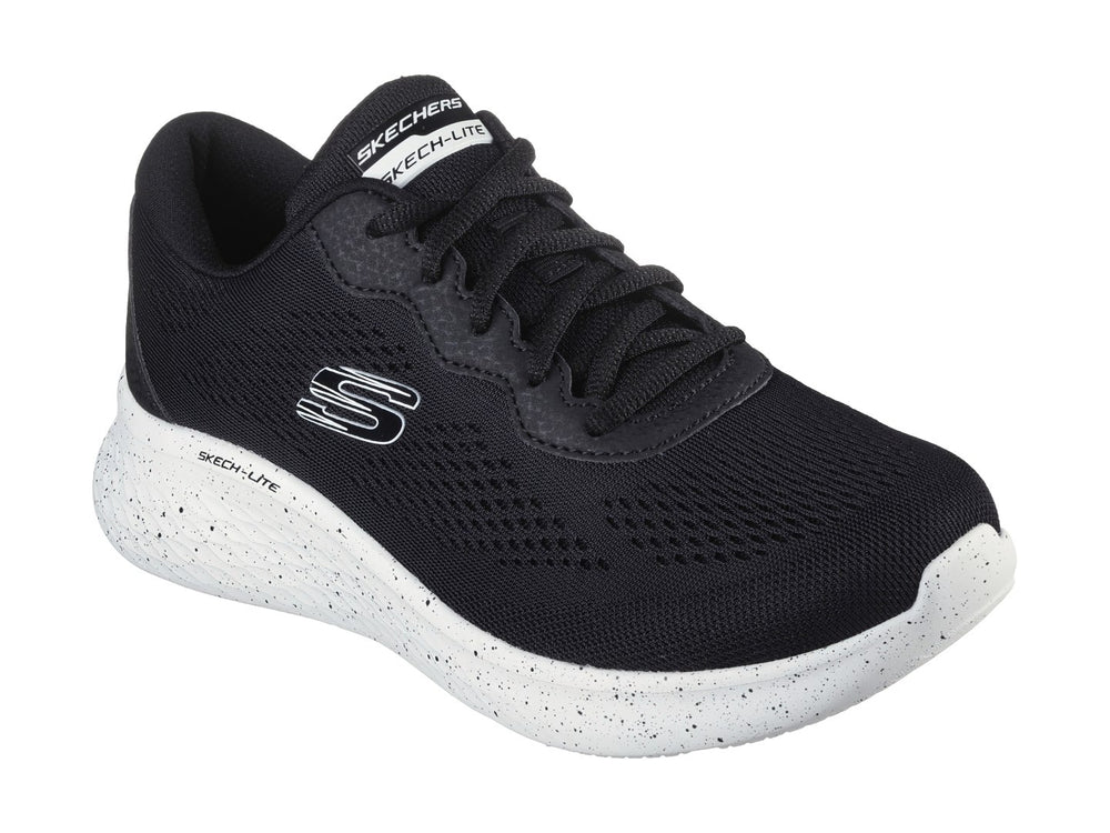 Tenis deportivos Skechers color negro con suela blanca moteada y logotipo lateral en blanco.