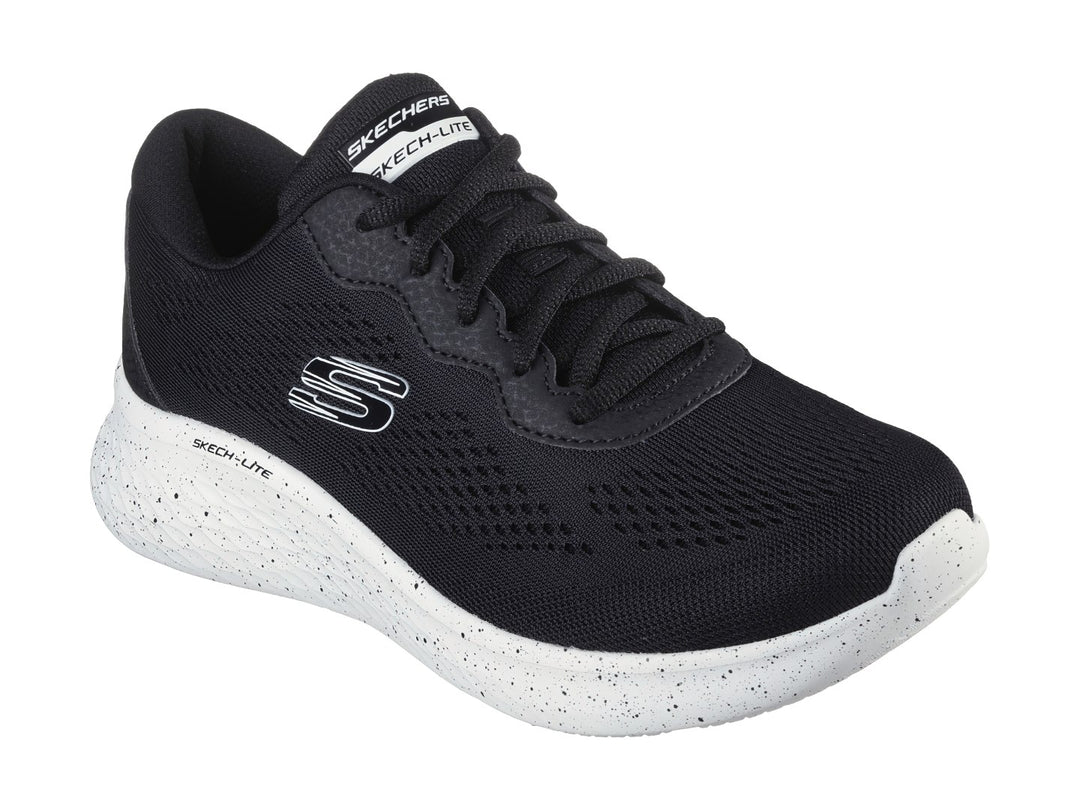Tenis deportivos Skechers color negro con suela blanca moteada y logotipo lateral en blanco.