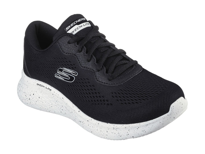 Tenis deportivos Skechers color negro con suela blanca moteada y logotipo lateral en blanco.