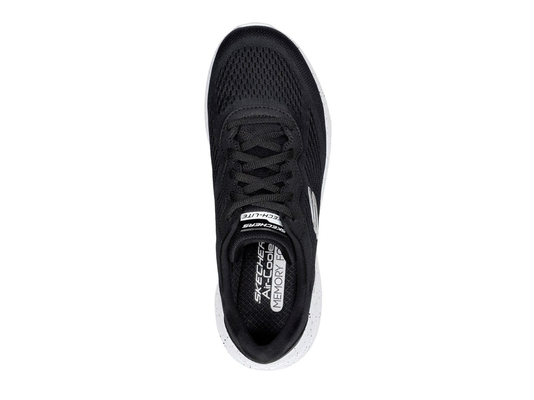 Tenis deportivos Skechers color negro con suela blanca moteada y logotipo lateral en blanco.