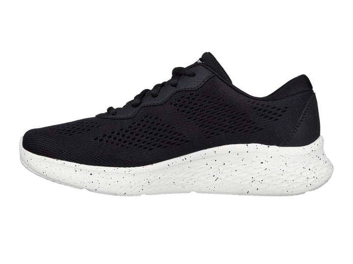 Tenis deportivos Skechers color negro con suela blanca moteada y logotipo lateral en blanco.