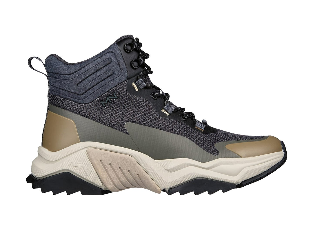 Botín deportivo Skechers color negro y oliva con suela gruesa en tono beige.