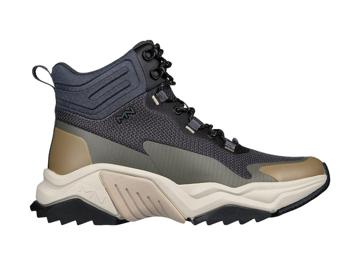 Botín deportivo Skechers color negro y oliva con suela gruesa en tono beige.