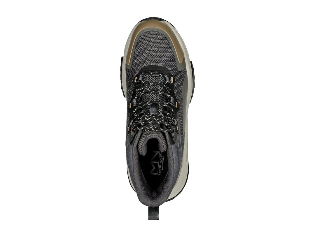 Botín deportivo Skechers color negro y oliva con suela gruesa en tono beige.