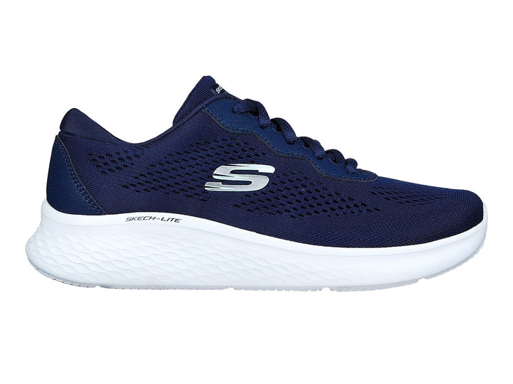 Tenis deportivos Skechers color azul marino con suela blanca y logotipo plateado.