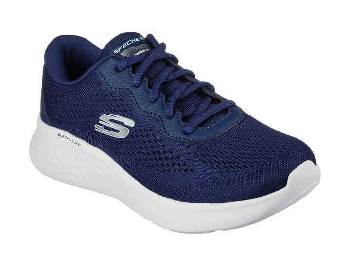 Tenis deportivos Skechers color azul marino con suela blanca y logotipo plateado.
