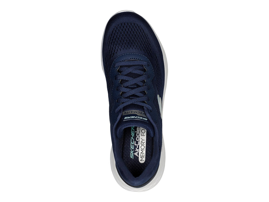 Tenis deportivos Skechers color azul marino con suela blanca y logotipo plateado.
