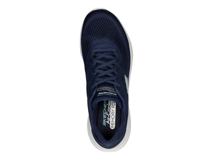 Tenis deportivos Skechers color azul marino con suela blanca y logotipo plateado.