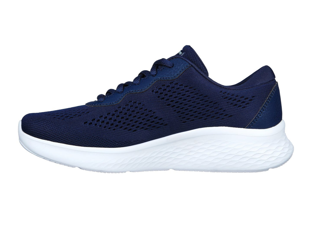 Tenis deportivos Skechers color azul marino con suela blanca y logotipo plateado.
