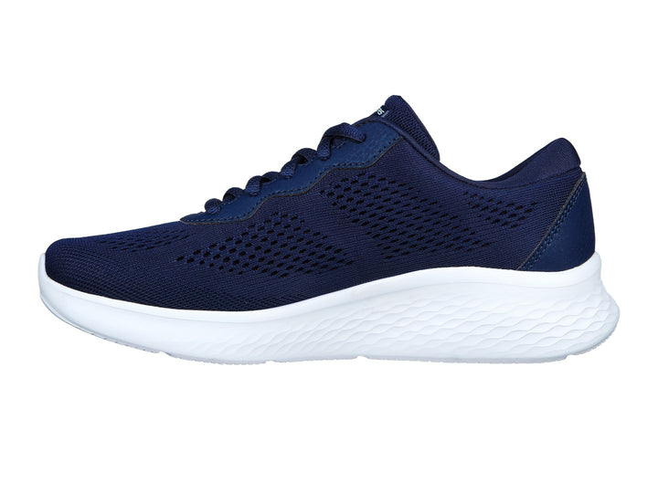 Tenis deportivos Skechers color azul marino con suela blanca y logotipo plateado.
