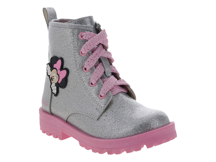Bota infantil color plata con glitter, suela rosa y parche de Minnie Mouse.