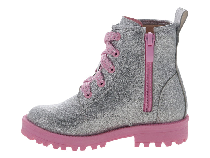 Bota infantil color plata con glitter, suela rosa y parche de Minnie Mouse.