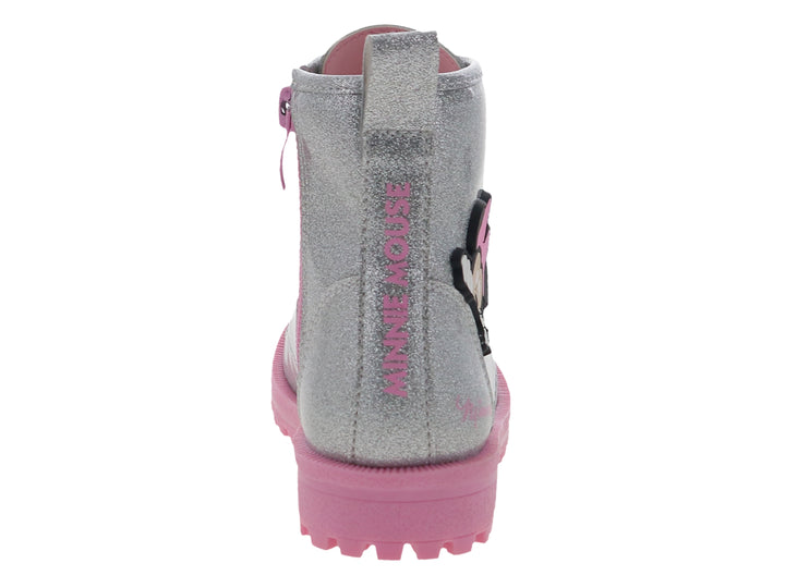Bota infantil color plata con glitter, suela rosa y parche de Minnie Mouse.