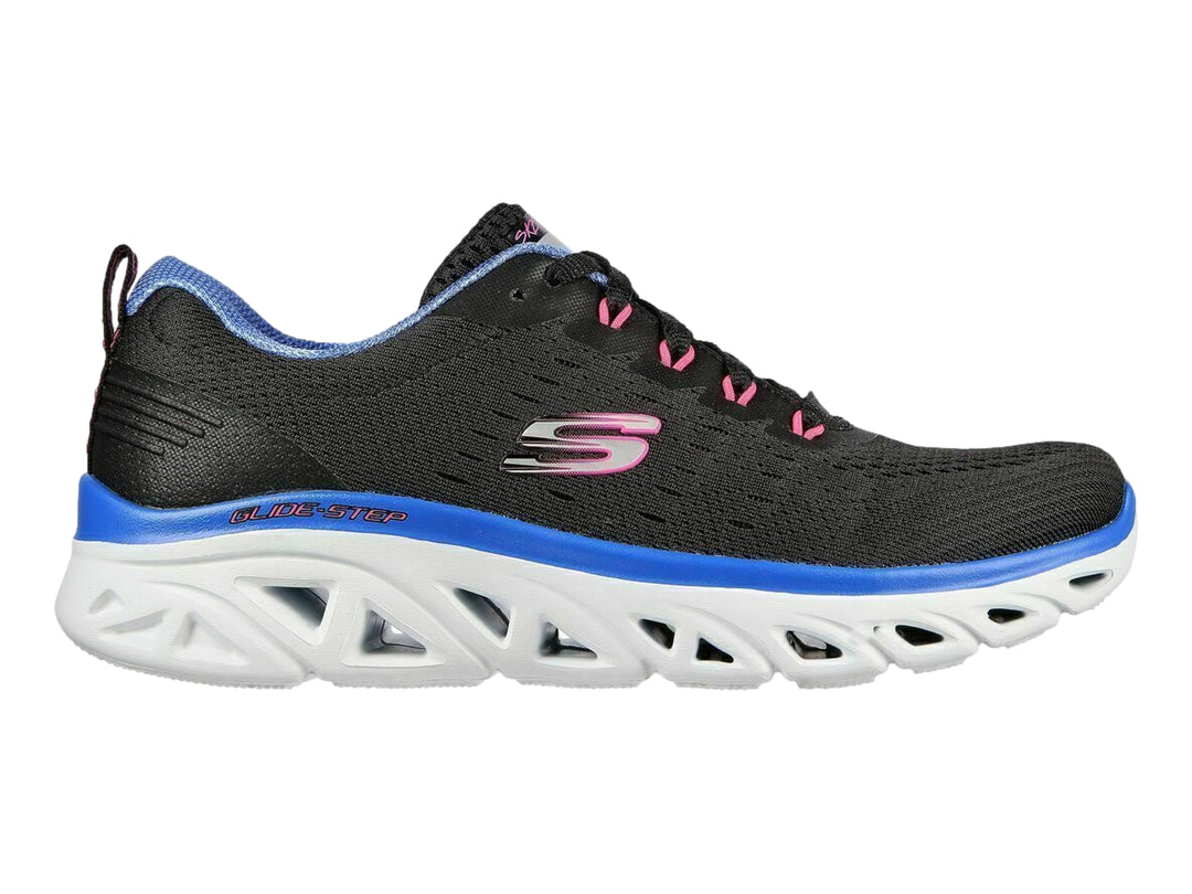Tenis deportivos Skechers color negro con suela blanca, detalles en azul y agujetas rosas.
