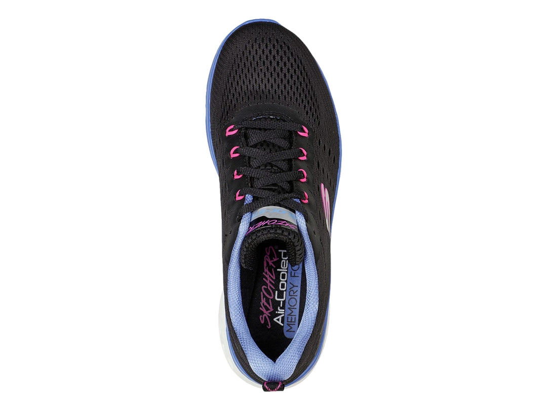 Tenis deportivos Skechers color negro con suela blanca, detalles en azul y agujetas rosas.