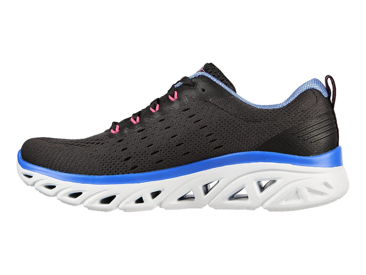 Tenis deportivos Skechers color negro con suela blanca, detalles en azul y agujetas rosas.