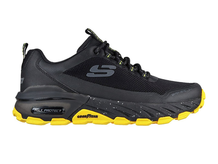 Tenis deportivos Skechers color negro con suela amarilla y tejido de malla.