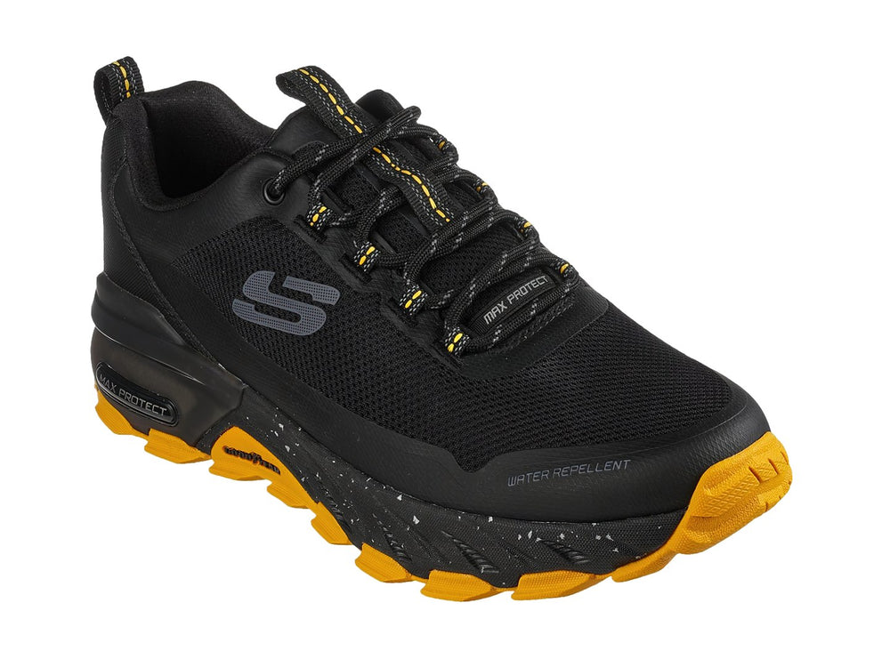 Tenis deportivos Skechers color negro con suela amarilla y tejido de malla.