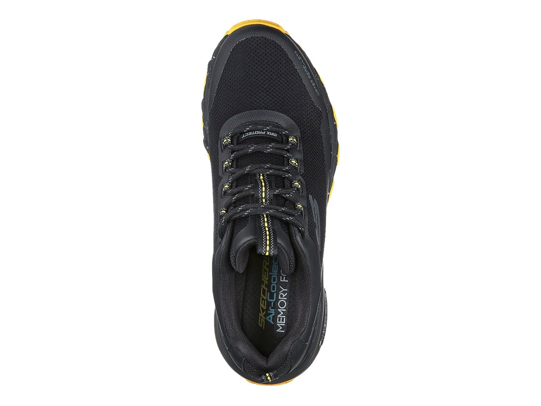 Tenis deportivos Skechers color negro con suela amarilla y tejido de malla.