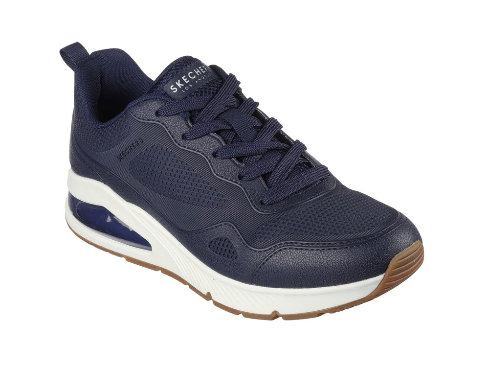 Tenis deportivos Skechers color azul marino con suela blanca y cámara de aire visible en el talón.