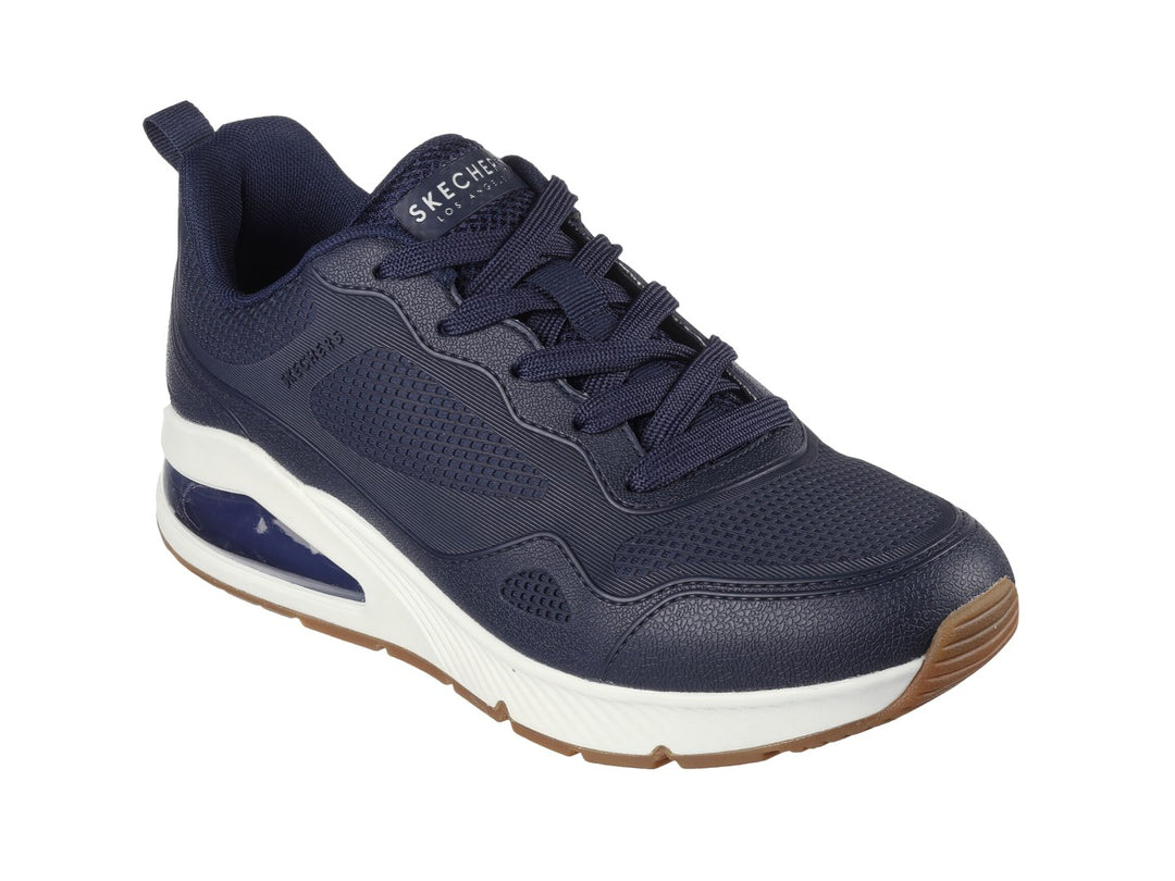 Tenis deportivos Skechers color azul marino con suela blanca y cámara de aire visible en el talón.