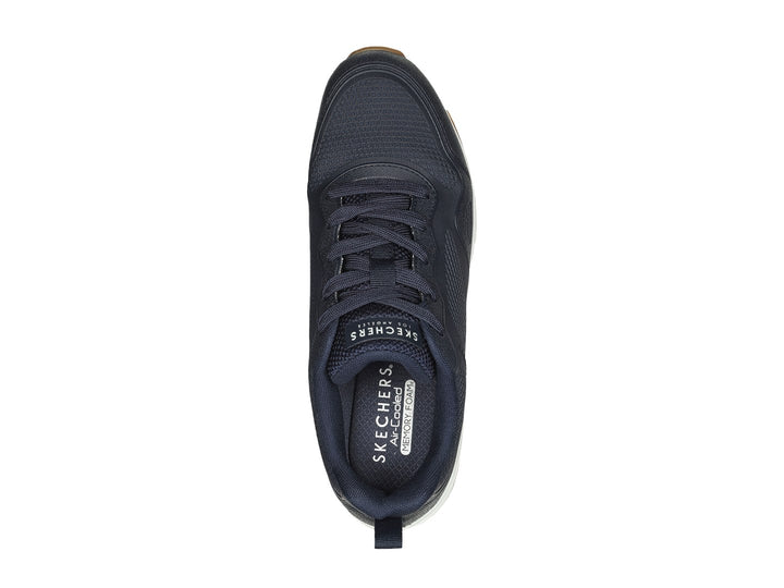 Tenis deportivos Skechers color azul marino con suela blanca y cámara de aire visible en el talón.