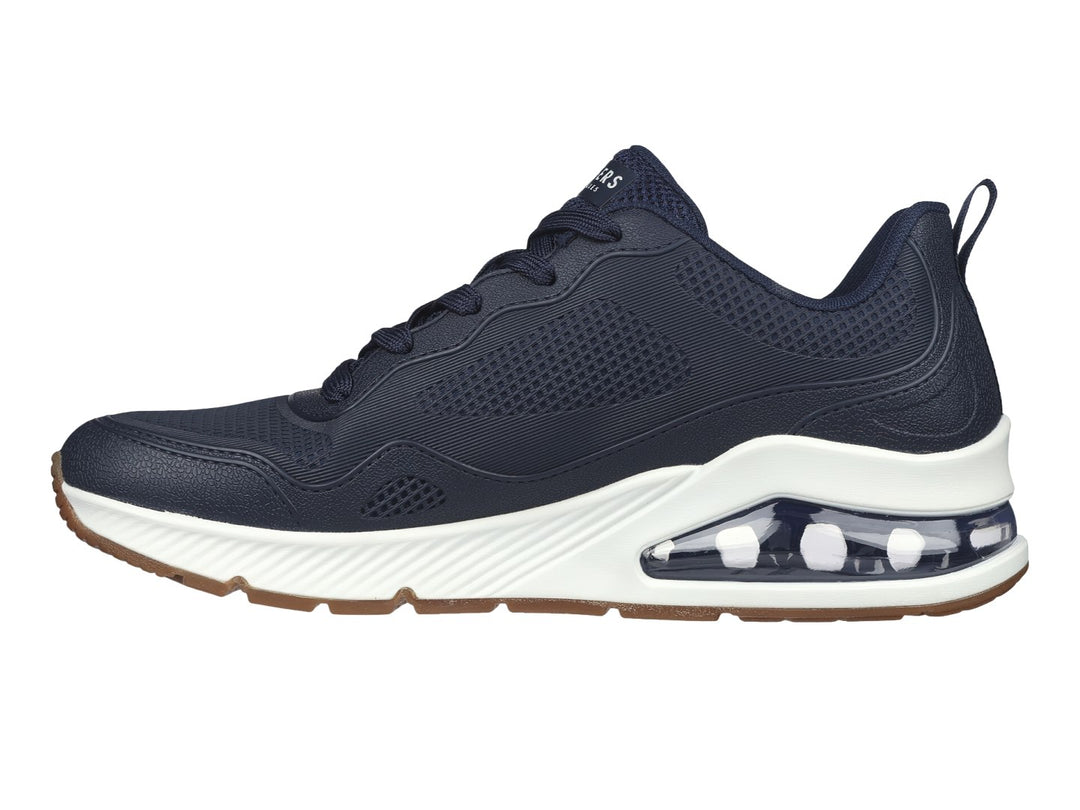 Tenis deportivos Skechers color azul marino con suela blanca y cámara de aire visible en el talón.