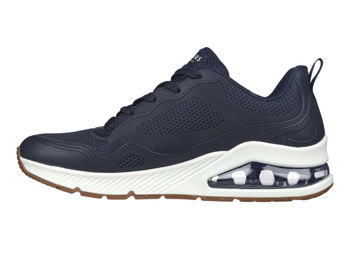 Tenis deportivos Skechers color azul marino con suela blanca y cámara de aire visible en el talón.