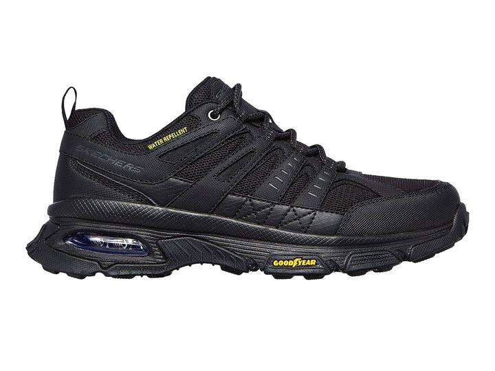 Zapato deportivo SKECHERS SKECH AIR ENVOY color negro con suela Goodyear y tejido repelente al agua.