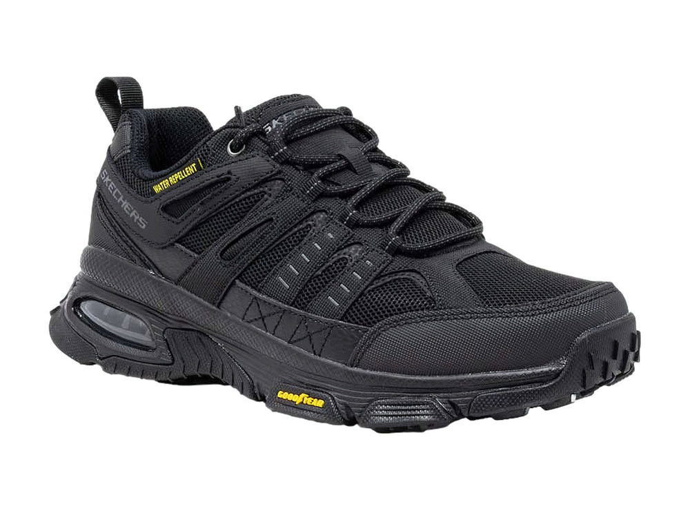 Zapato deportivo SKECHERS SKECH AIR ENVOY color negro con suela Goodyear y tejido repelente al agua.